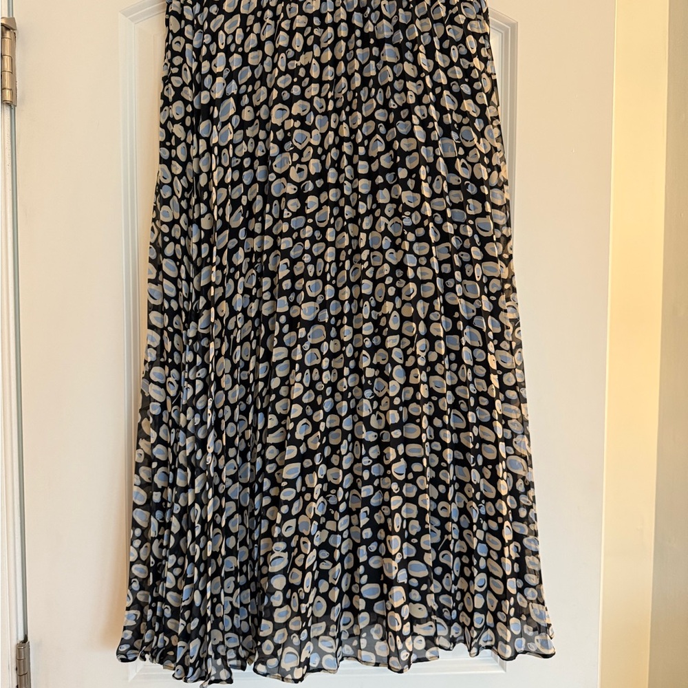 Elegant Black and Gray Patterned Skirt